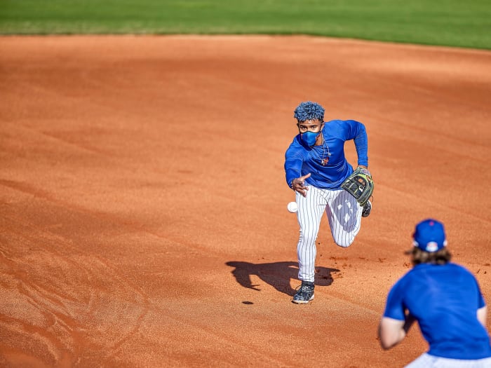 Francisco Lindor fielding a groundball